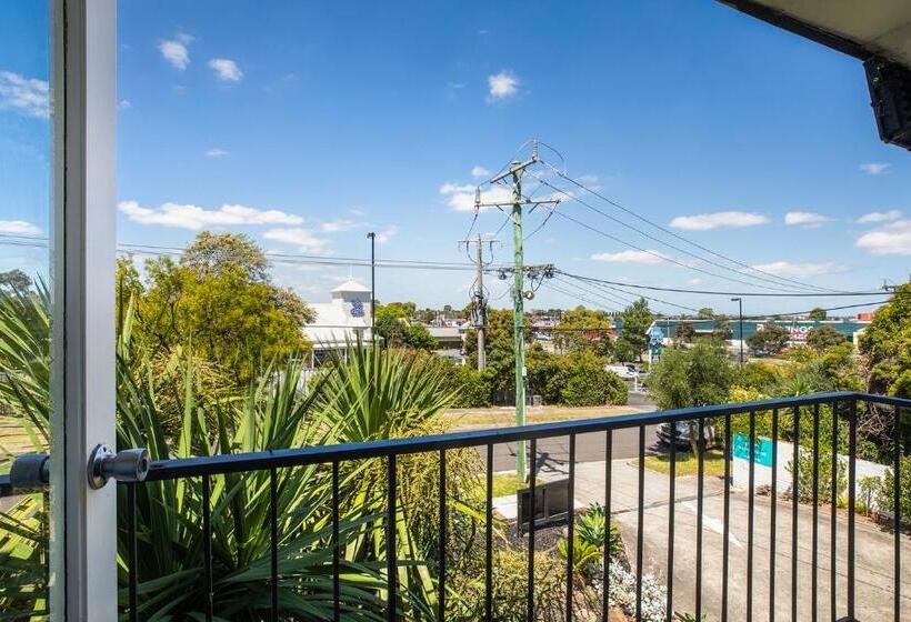 Quarto Familiar, The Mulgrave Motel