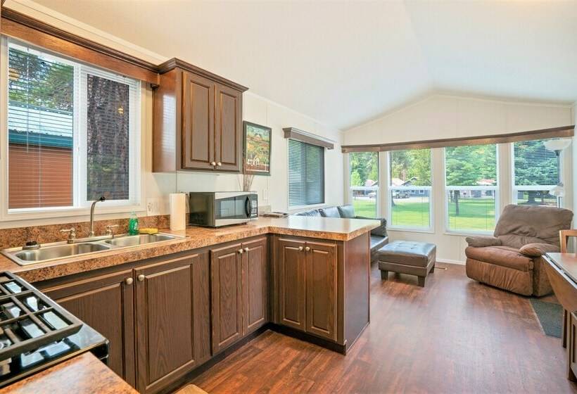 Cabana Deluxe, Crater Lake Resort
