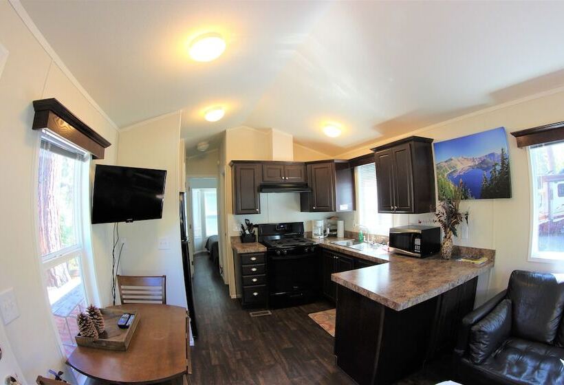 Cabana Deluxe, Crater Lake Resort