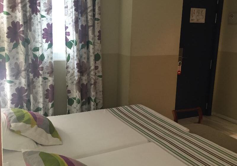 اتاق استاندارد سه نفره, Atarazanas Malaga Boutique