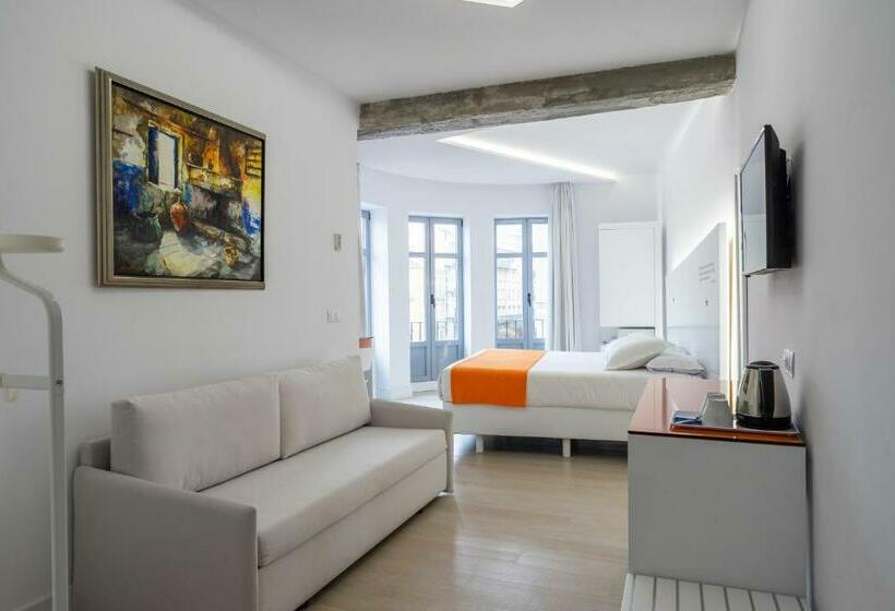 اتاق استاندارد چهارنفره با بالکن, Atarazanas Malaga Boutique