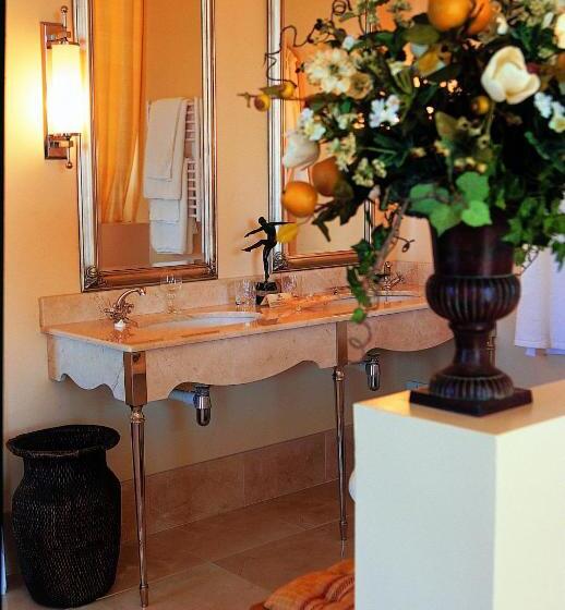 Deluxe Suite King Bed, Colona Castle