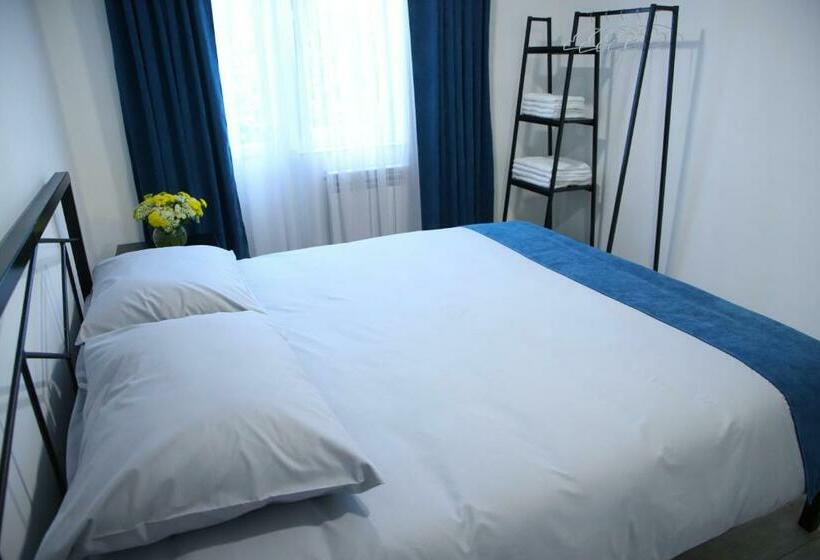 اتاق استاندارد با بالکن, Central Guesthouse Gyumri