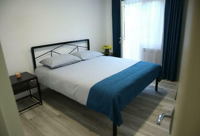 اتاق استاندارد با بالکن, Central Guesthouse Gyumri