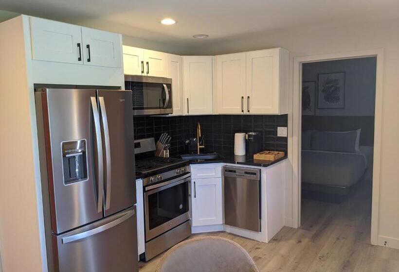 Apartamento 2 Dormitórios, 4411 Inn & Suites