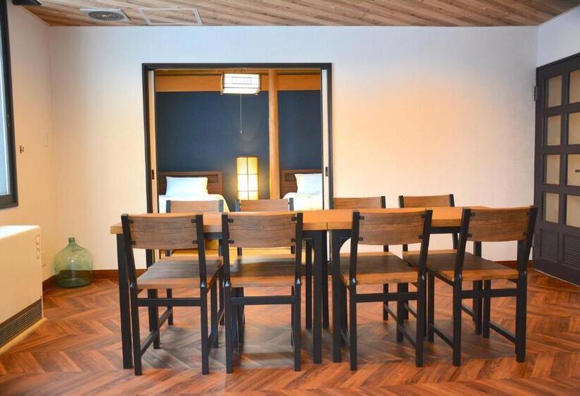 اتاق خانوادگی, Economy Hotel Upashi