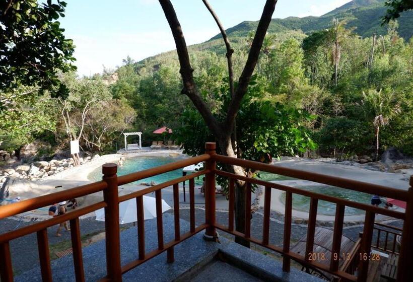 اتاق استاندارد با چشم‌انداز استخر, Resort O.six