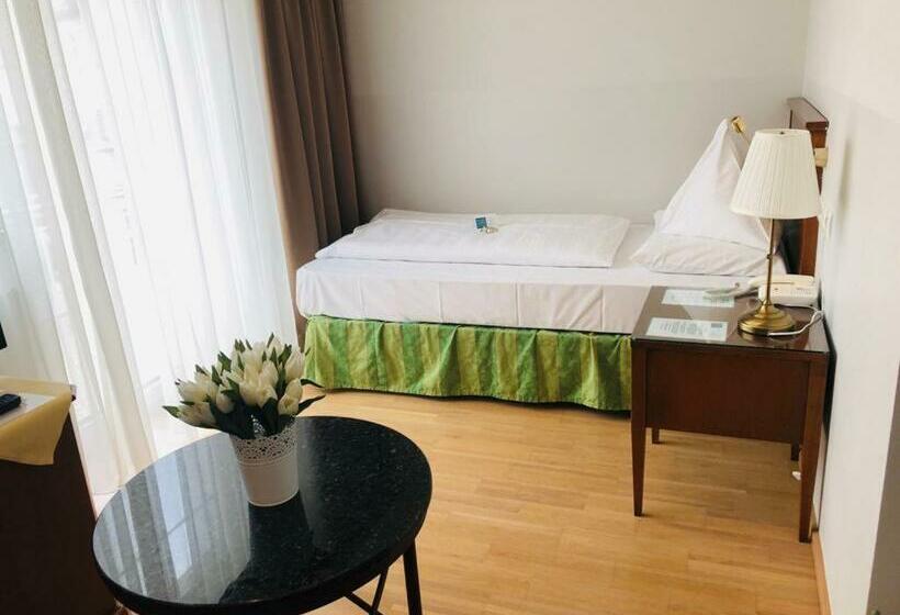 اتاق استاندارد یک تخته با بالکن, Schloss Kurhotel Strobl