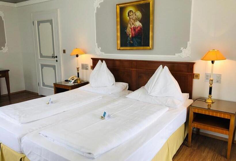 استودیو خانوادگی, Schloss Kurhotel Strobl
