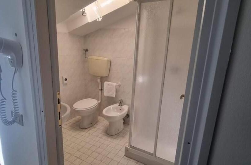 Четырехместный Номер Стандарт с Балконом, La Perla