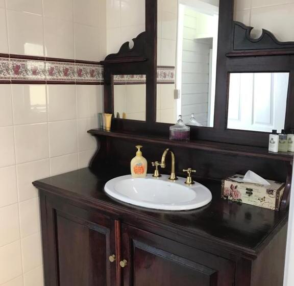 Дом 4 Спальни, Cherry Blossom Cottage With Country Charm And Spa