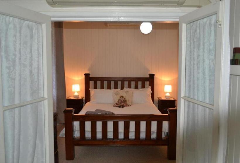 Дом 4 Спальни, Cherry Blossom Cottage With Country Charm And Spa