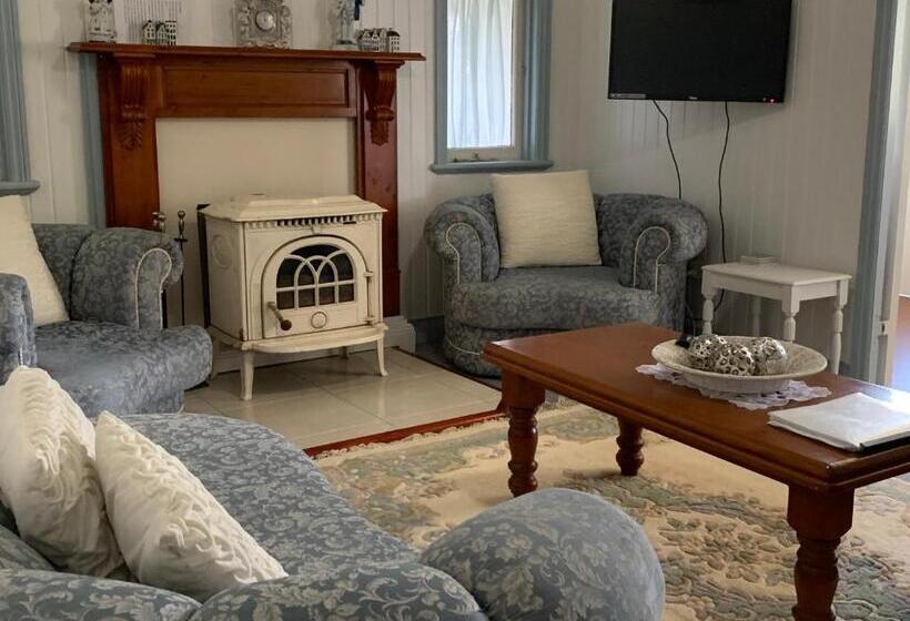 Дом 4 Спальни, Cherry Blossom Cottage With Country Charm And Spa