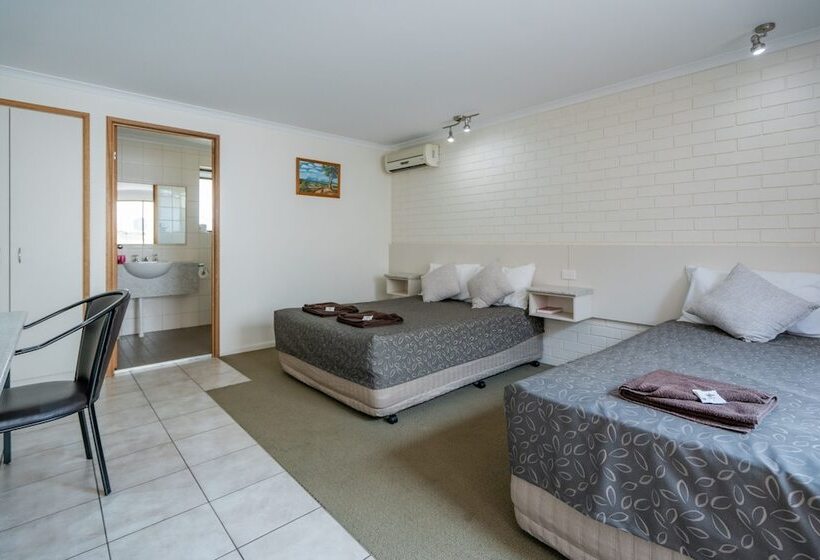 Номер Стандарт Трехместный, Capella Hotel Motel