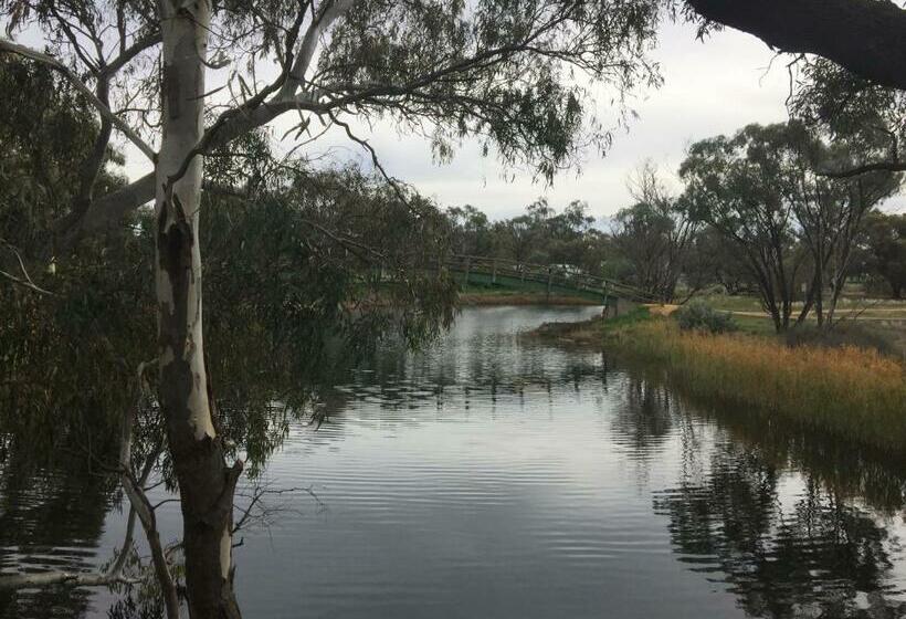 חדר סטנדרט לשלושה, Donald Riverside Motel