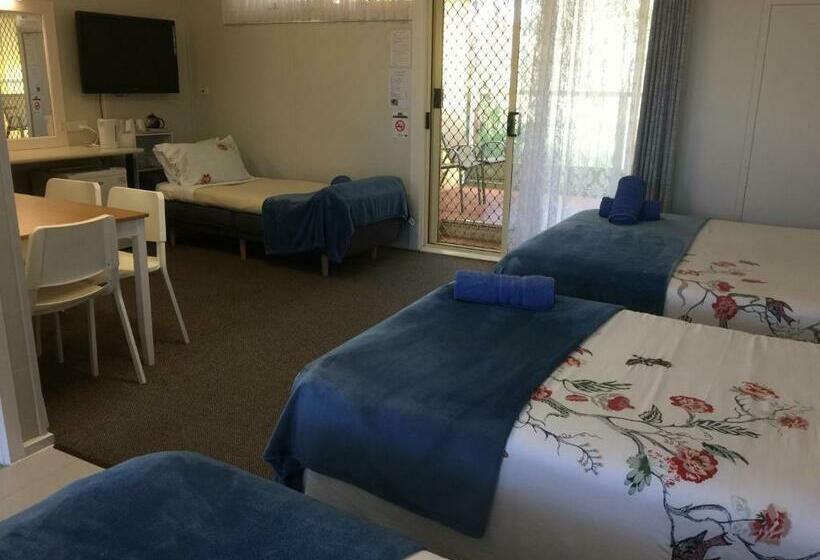 חדר סטנדרט לשלושה, Donald Riverside Motel