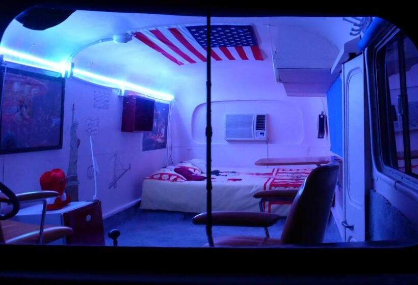 اتاق استاندارد با چشم‌انداز استخر, Alice's Secret Travellers Inn
