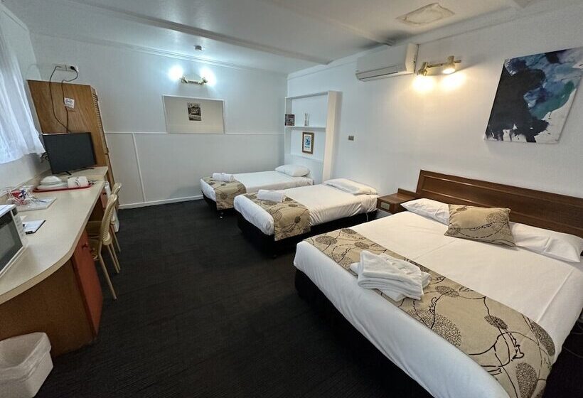 패밀리 룸, Charlton Motel