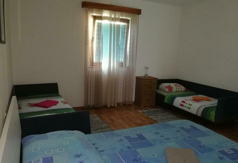 اتاق استاندارد چهار تخته, Brne Rooms