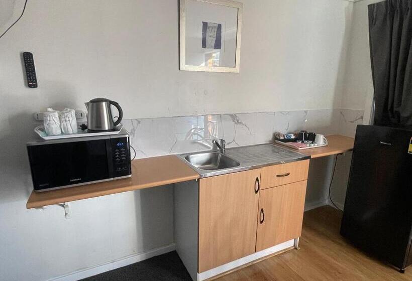 اتاق لوکس خانوادگی, Tamworth Lodge Motel
