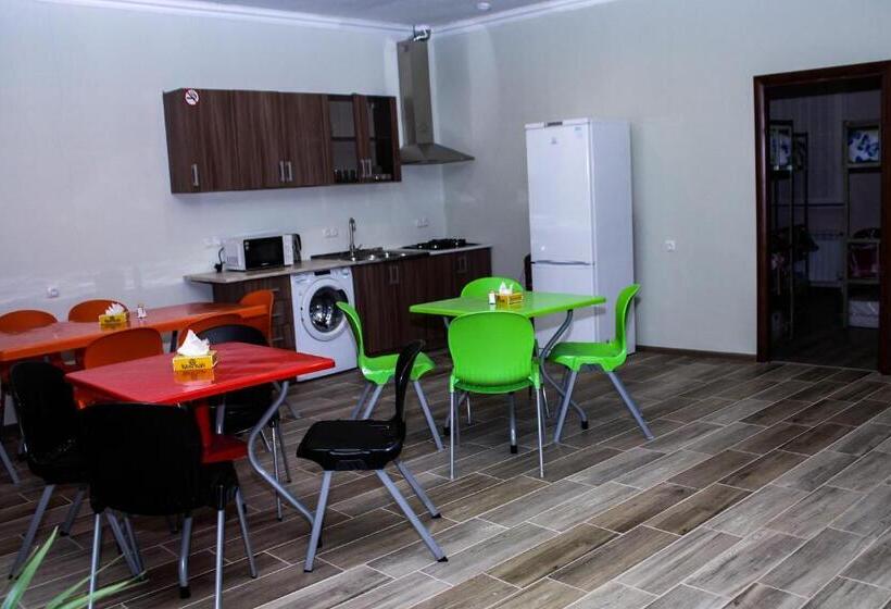 스위트, Bee Lucky Hostel And Tours