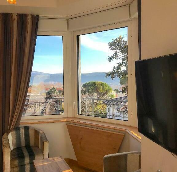 اتاق لوکس با بالکن, Villa Elisa M
