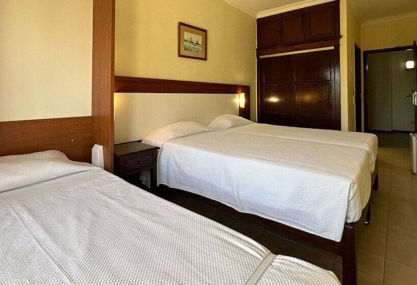 Quarto Triplo Estandar, Avenida Praia