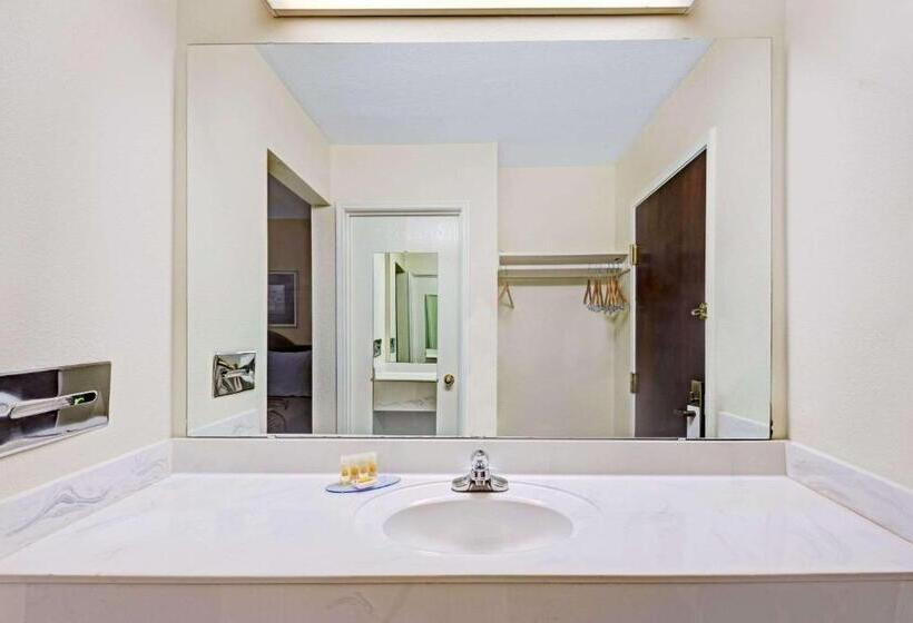 Люкс Кровать Кинг, Days Inn & Suites By Wyndham Siler City
