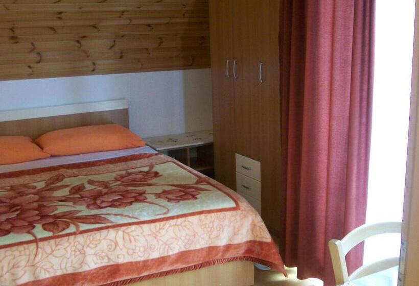 اتاق استاندارد, Adriana Guesthouse