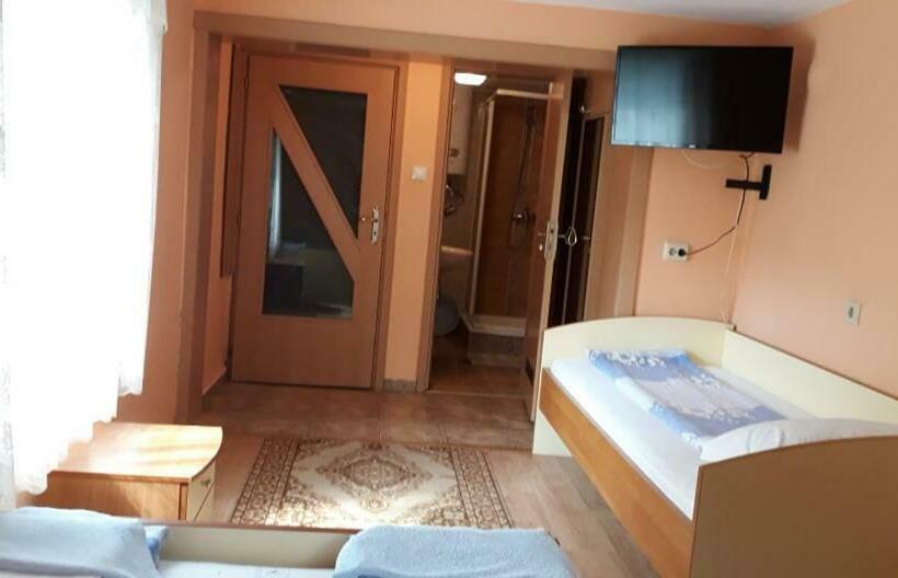 Трехместный Номер Стандарт Вид на Сад, Guest House Rusalka
