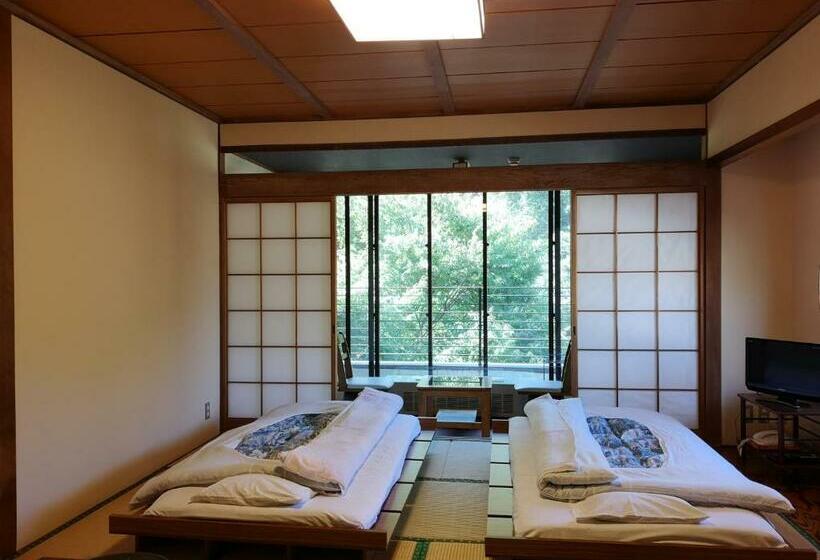 غرفة قياسية مطلة على الجبل, Hiranoya