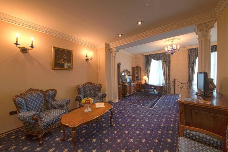 استودیوی استاندارد, Grand Hotel London