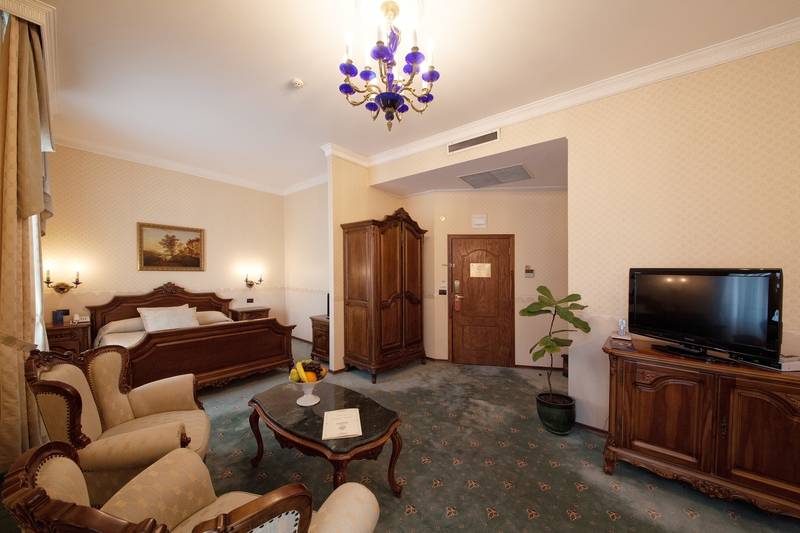 اتاق لوکس, Grand Hotel London