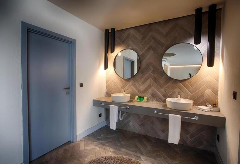 Suit Deluxe, Chateau Copsa Complex