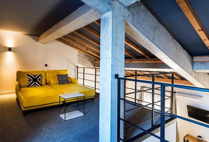 Suit Deluxe, Chateau Copsa Complex