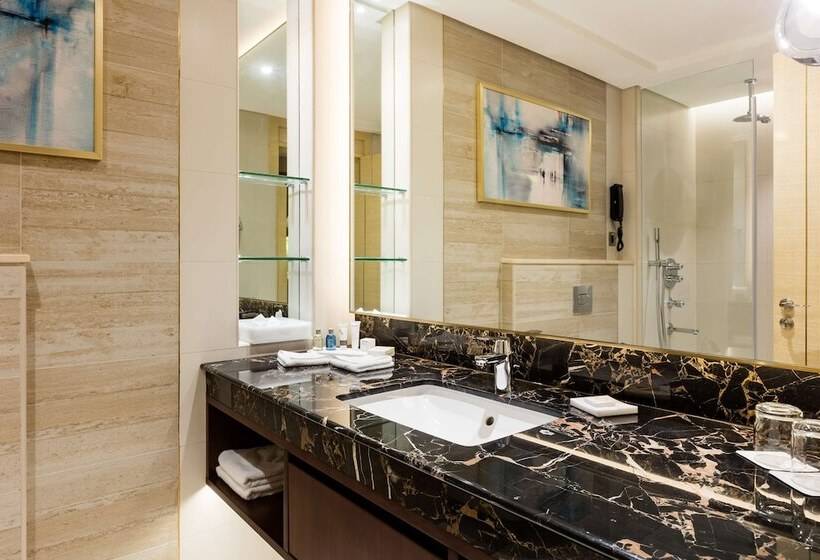 اتاق سوپریور با چشم‌انداز دریا, The Diplomat Radisson Blu Hotel Residence & Spa
