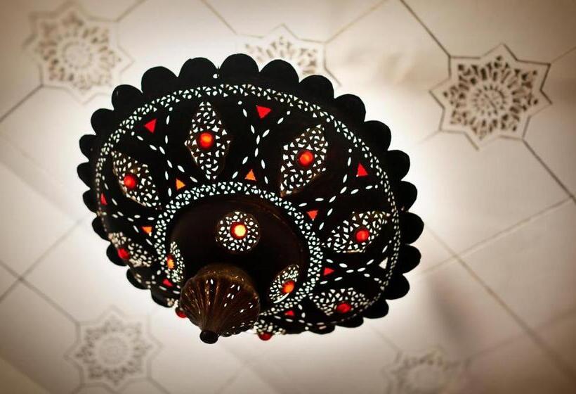 اتاق لوکس, Dar Les Cigognes
