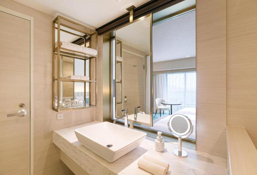 Comfort room with view, Kobe Meriken Park Oriental
