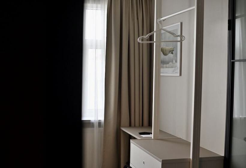 Basic Room, Local 101