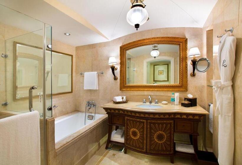 Номер Deluxe Вид на Бассейн, The Leela Palace Bengaluru