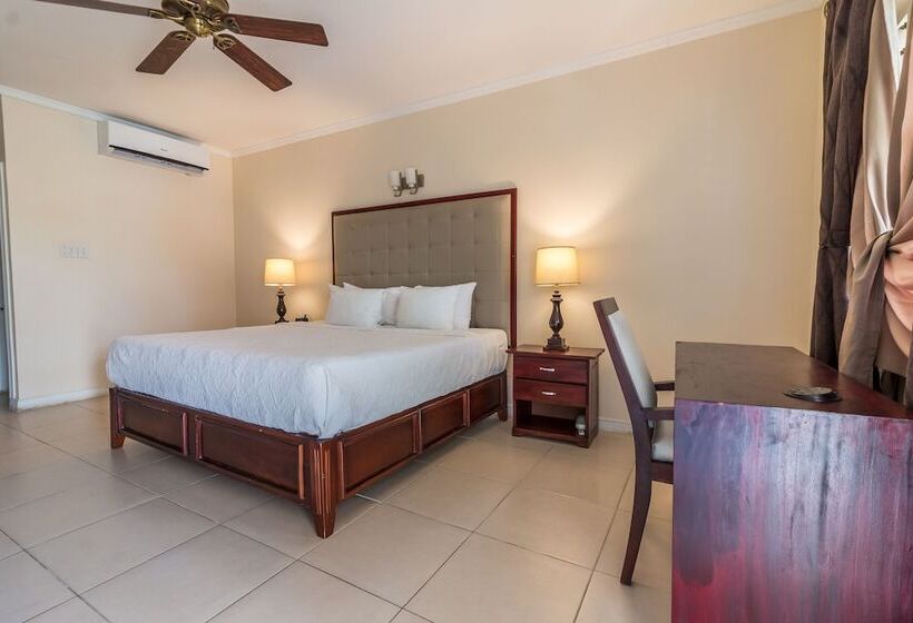 اتاق لوکس با تخت بزرگ, Travellers Beach Resort