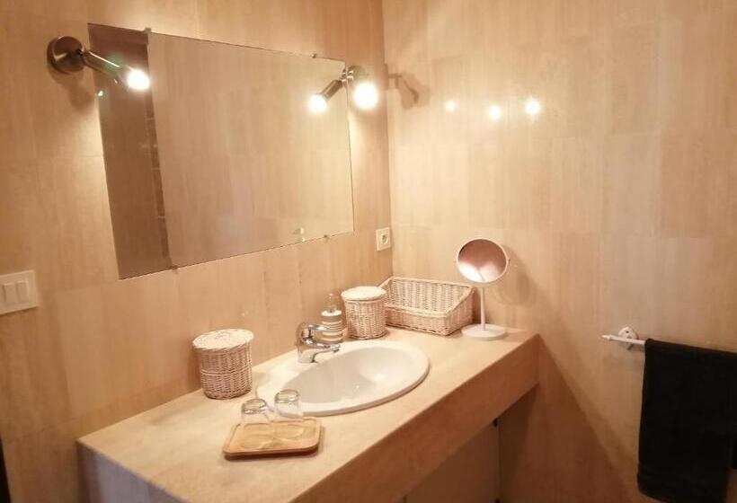 اتاق خانوادگی با چشم‌انداز باغ, Le Chai De La Rose Spa Et Séances Bien être