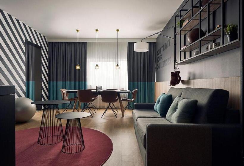 Club Room, Hup