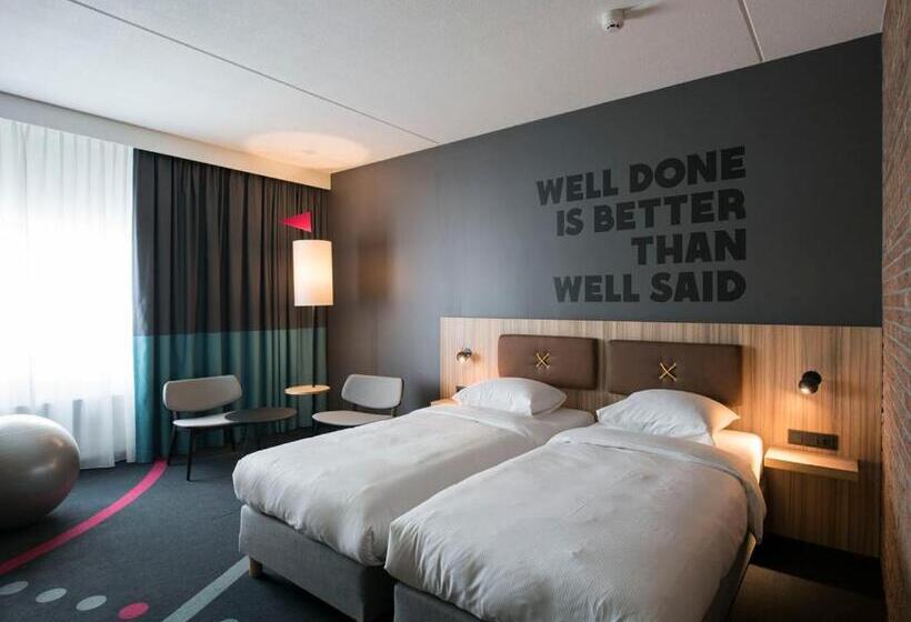 Club Room, Hup