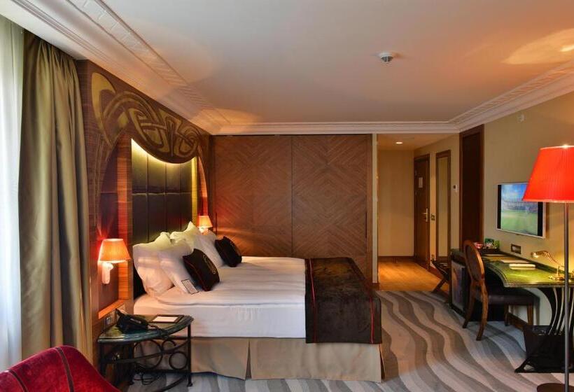 سوییت جونیور, Warwick Ankara