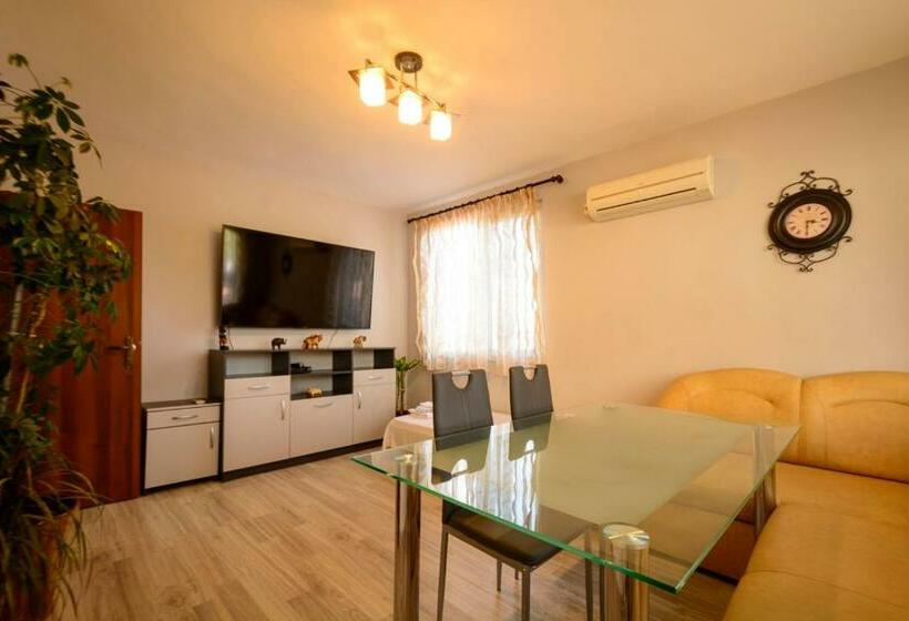 Апартаменты 1 Спальня, Apartment Yanevi