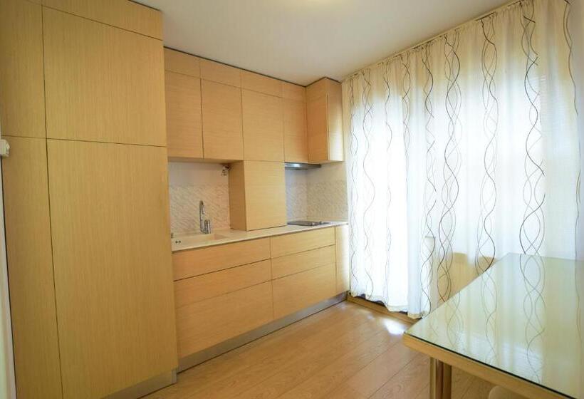استودیوی استاندارد, Decebal Residence Apartments