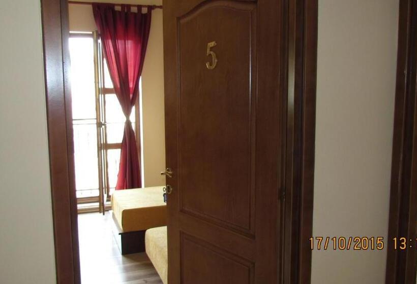 اتاق استاندارد با سرویس بهداشتی مشترک, Cosbuc Residence & Villa