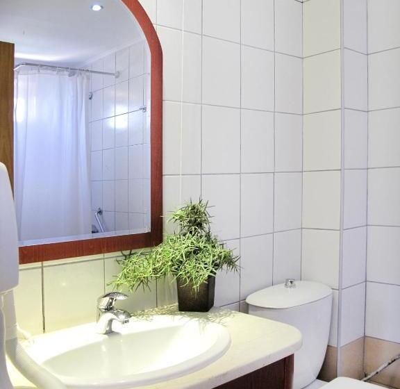 Family Suite, Lesse