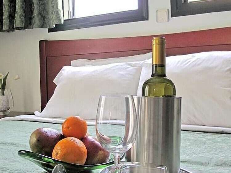 Family Suite, Lesse